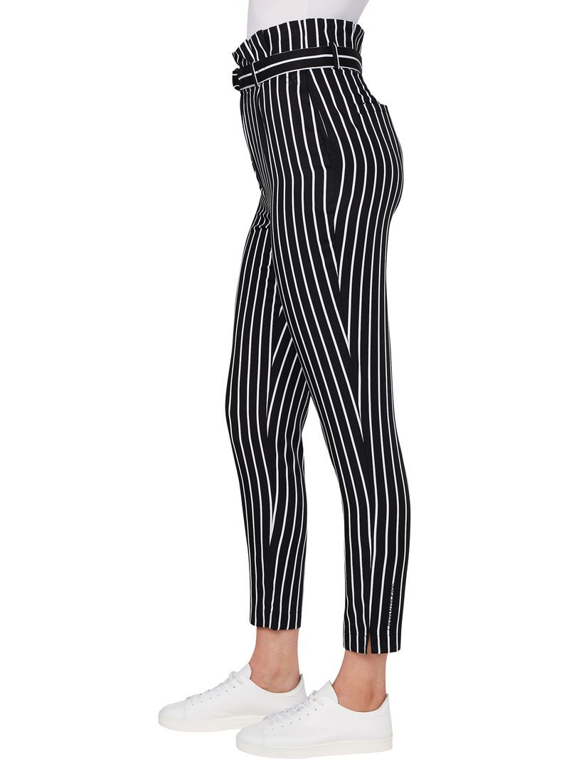 Pantalon-a-rayas-con-cinturon