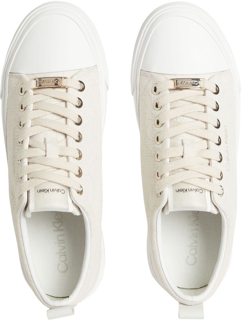 Zapatillas-casuales-de-plataforma-alta-y-logo-en-el-lateral