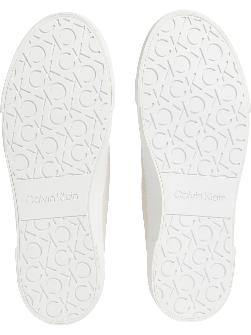Zapatillas-casuales-de-plataforma-alta-y-logo-en-el-lateral