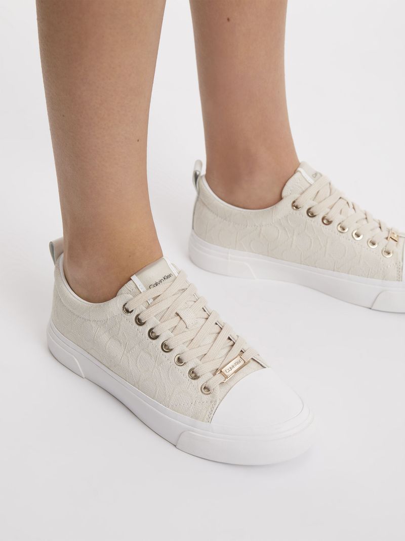 Zapatillas-casuales-de-plataforma-alta-y-logo-en-el-lateral