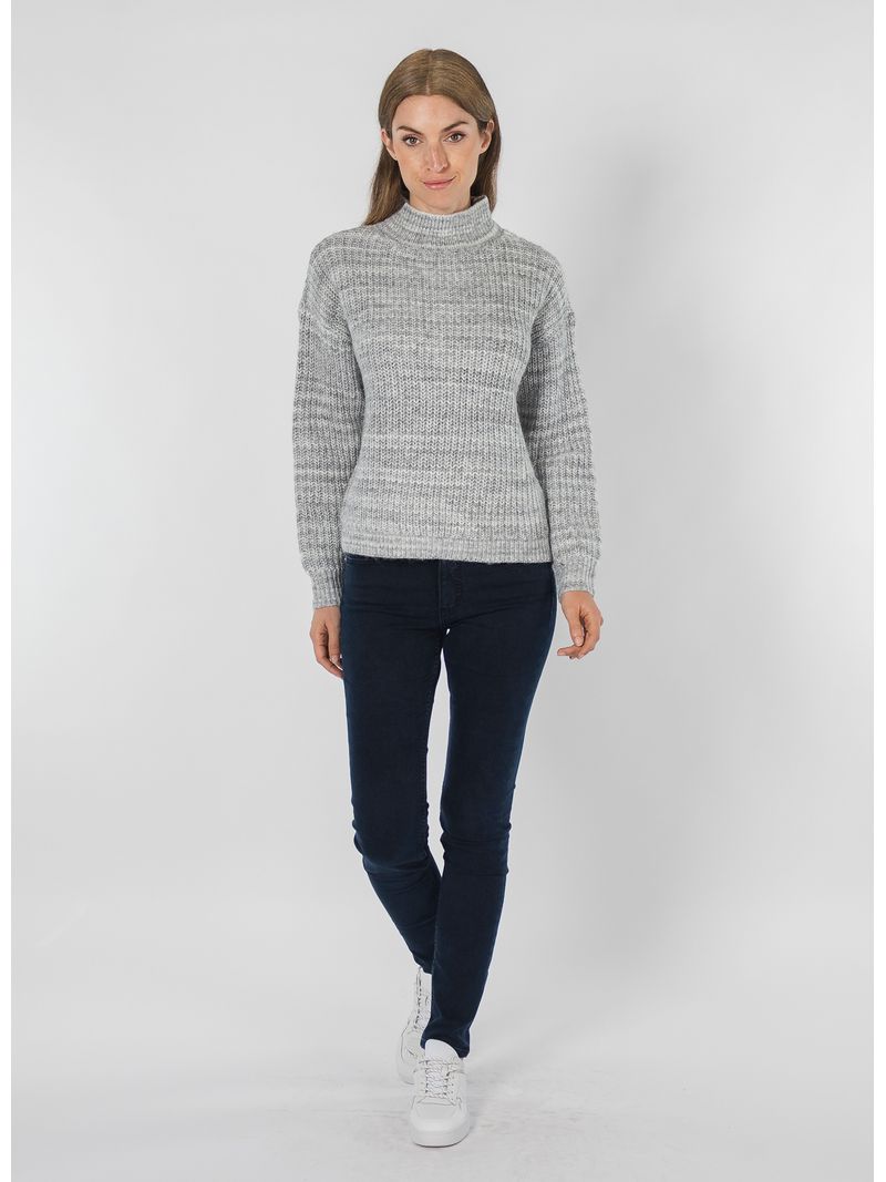 Sueter-con-cuello-alto