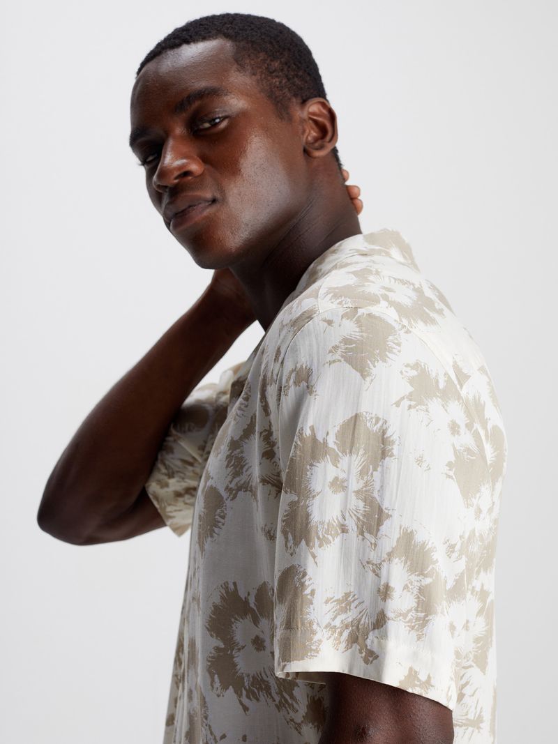 Camisa-manga-corta-con-estampado-floral
