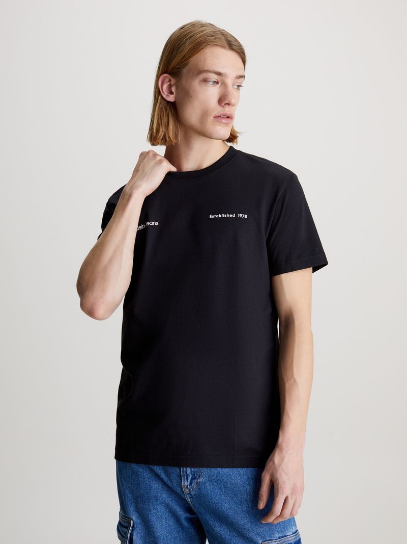 Playera-con-logo-en-la-parte-trasera