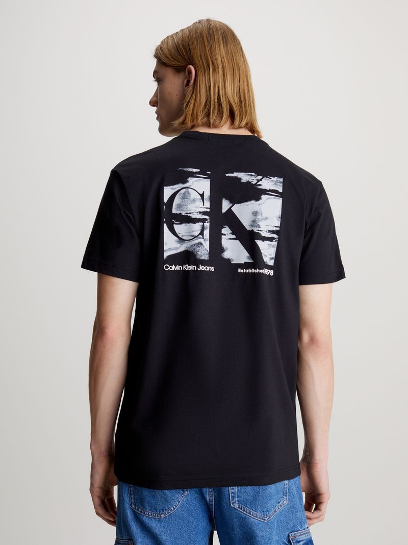 Playera-con-logo-en-la-parte-trasera