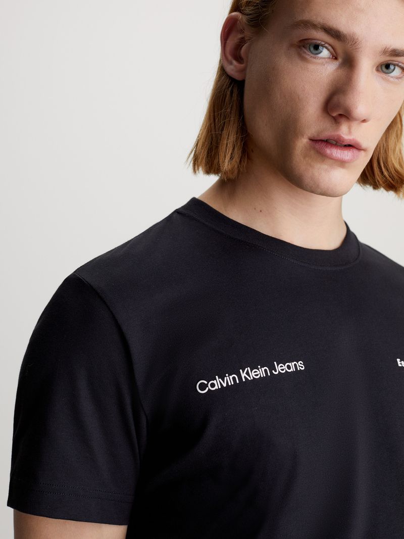 Playera-con-logo-en-la-parte-trasera