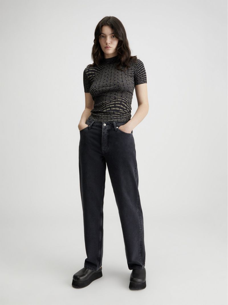 Playera-slim-de-canale-con-logo-en-toda-la-prenda