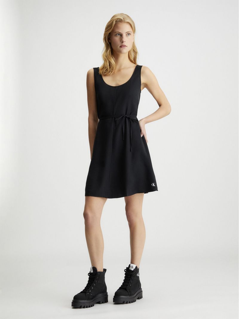 Vestido-atado-a-la-cintura-de-sarga-suave