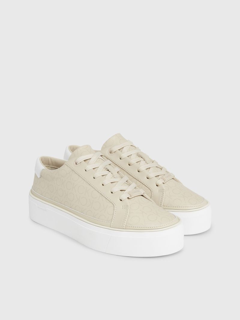 Zapato-tenis-con-plataforma-y-monograma