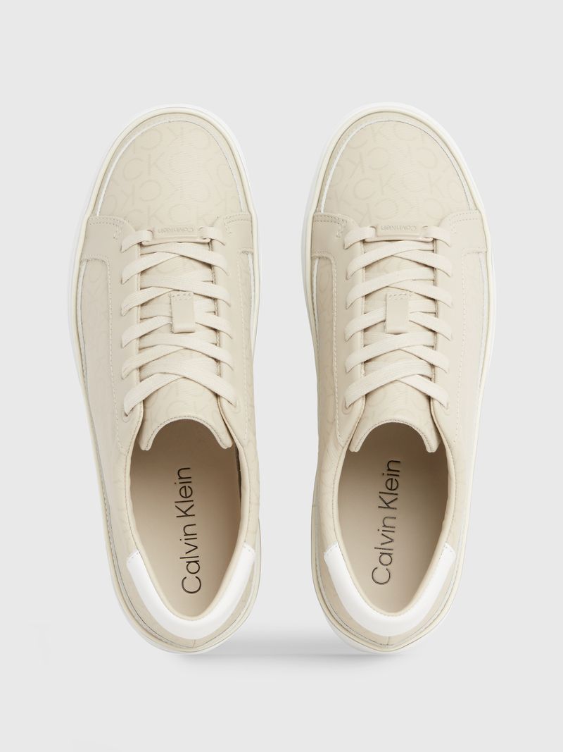 Zapato-tenis-con-plataforma-y-monograma