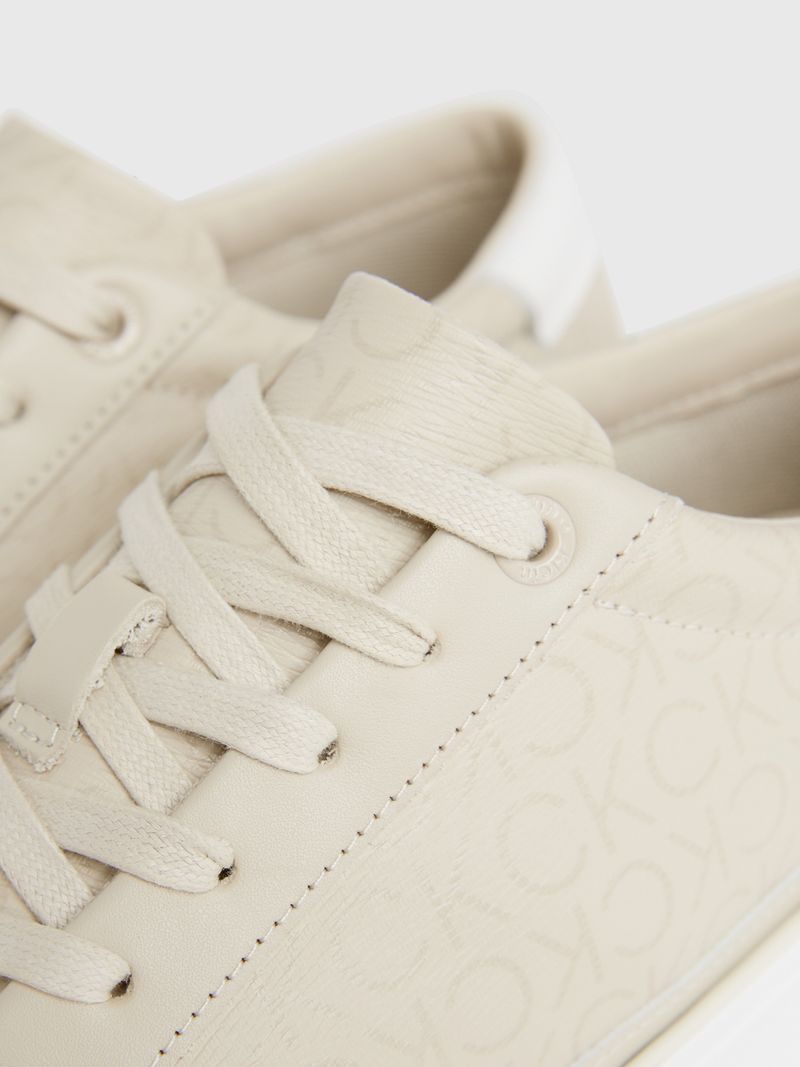 Zapato-tenis-con-plataforma-y-monograma