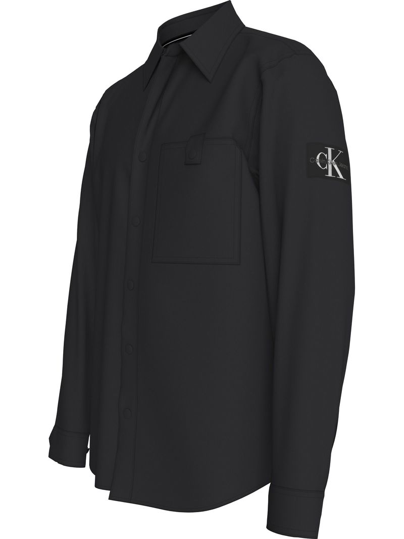 Camisa-con-insignia-de-monograma