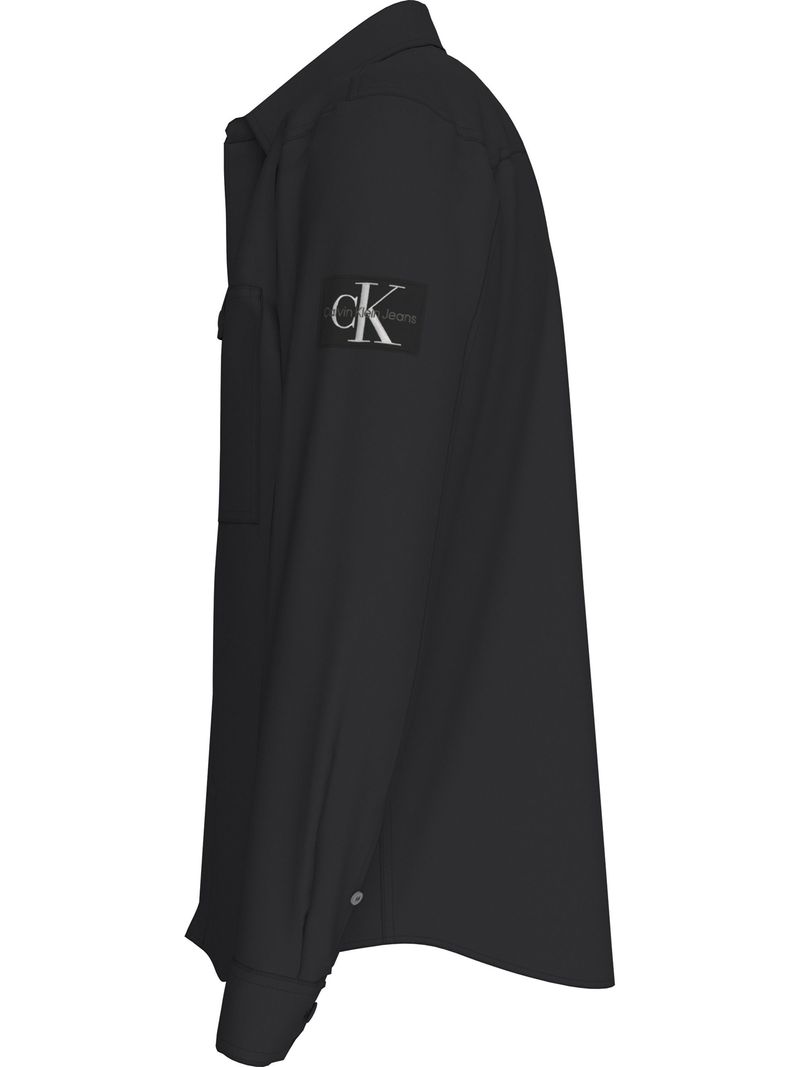 Camisa-con-insignia-de-monograma
