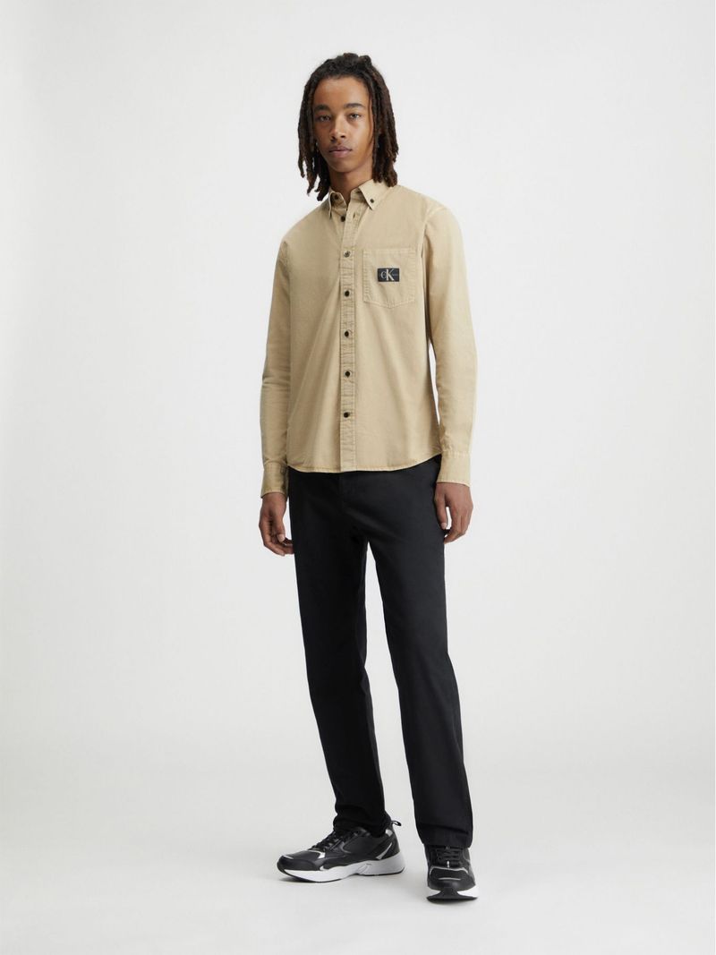 Camisa-regular-con-insignia