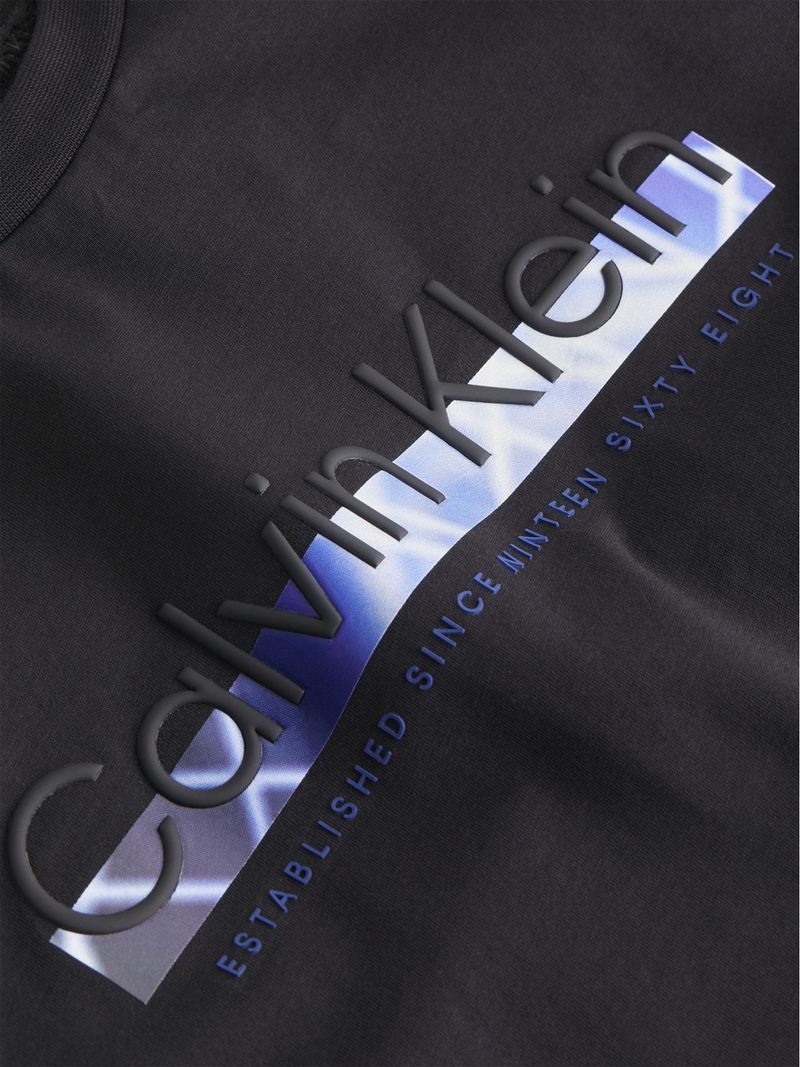 Playera-con-logotipo-lineal