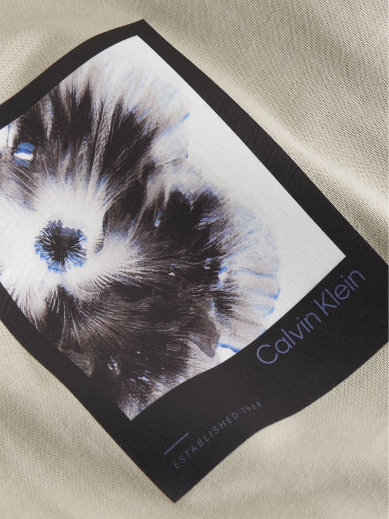 Playera-grafica-enmarcada-flower