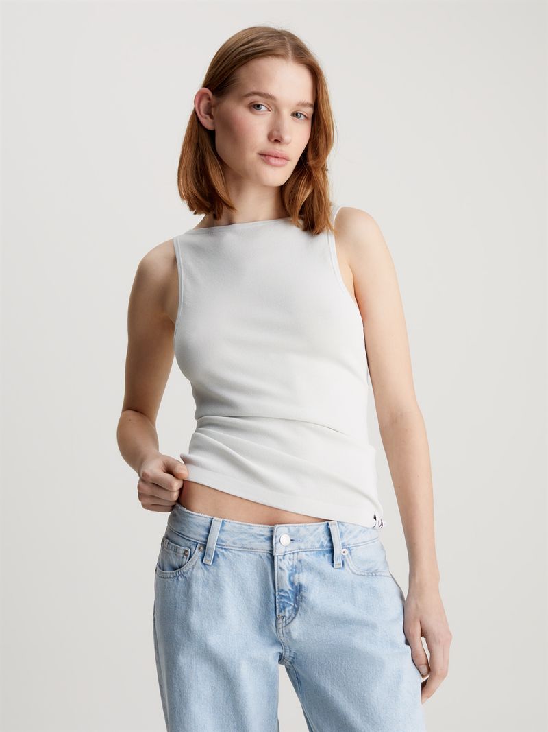 Playera-sin-mangas-slim-de-espalda-abierta-de-punto