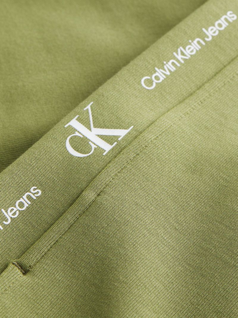 Jogger-con-cintas-laterales-y-logo-repetitivo