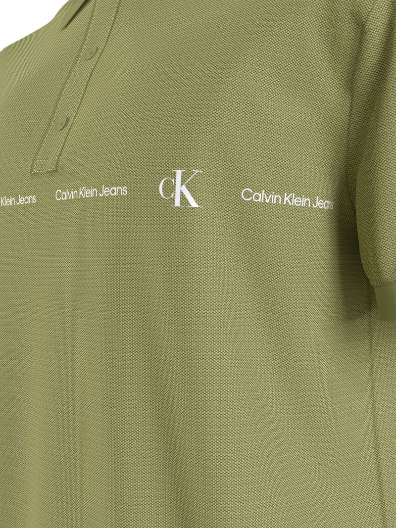 Polo-con-repeticion-de-logotipo