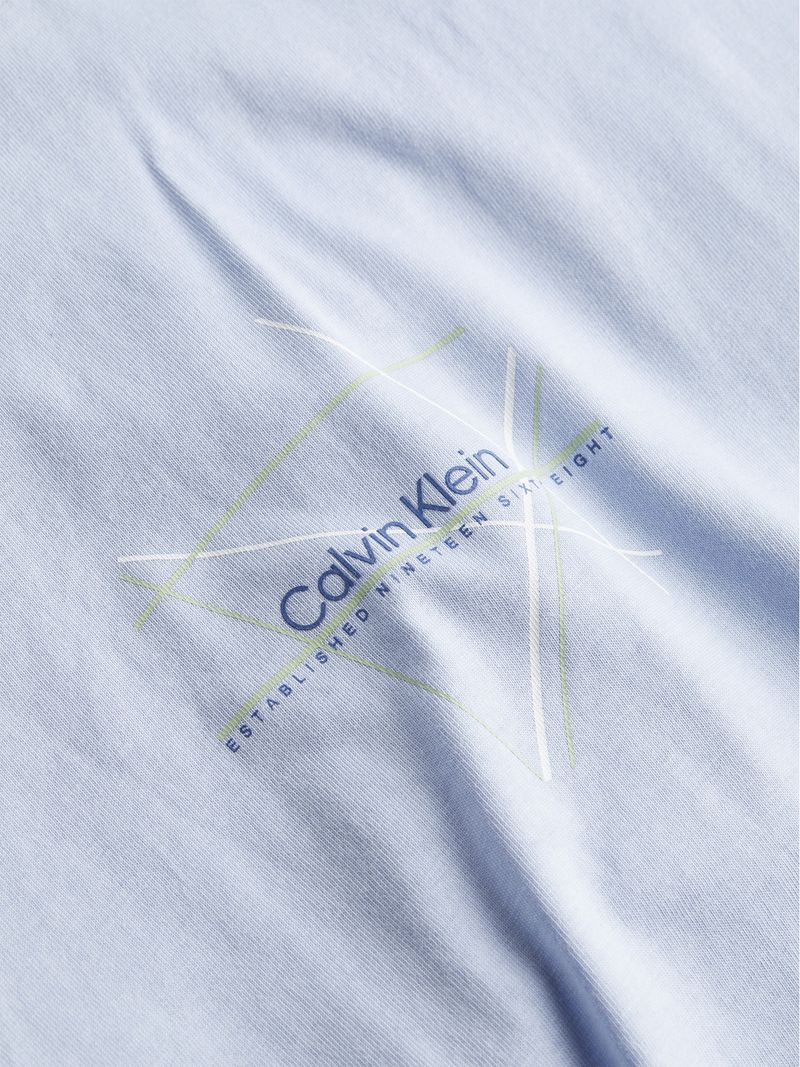 Playera-con-grafico-lineal-en-el-pecho