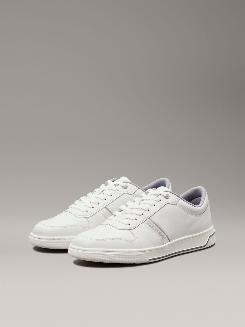 Zapato-tenis-de-cuero-con-logotipo