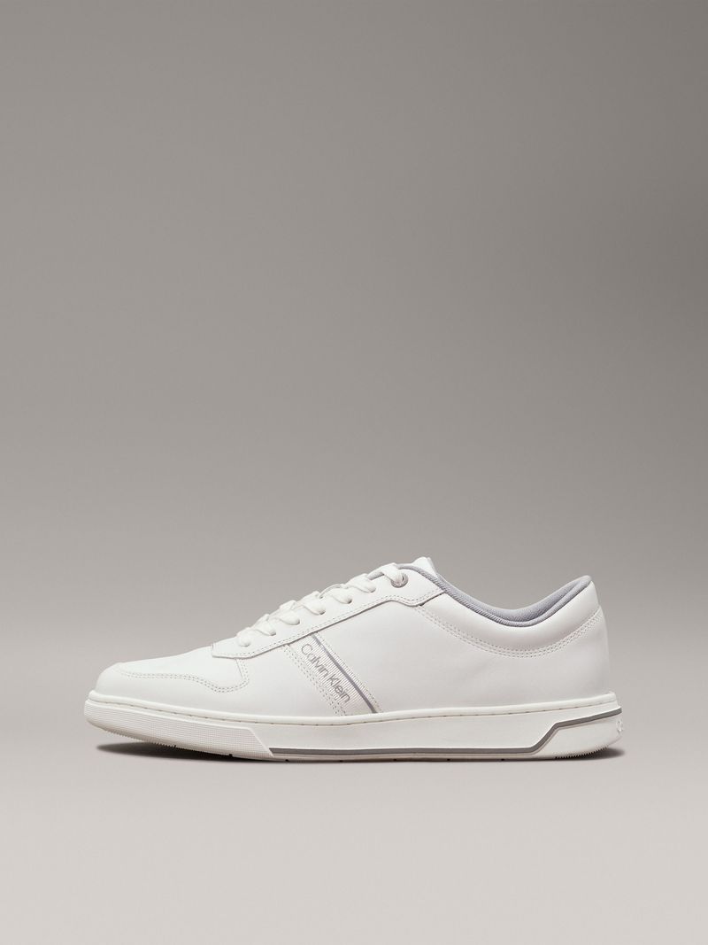 Zapato-tenis-de-cuero-con-logotipo