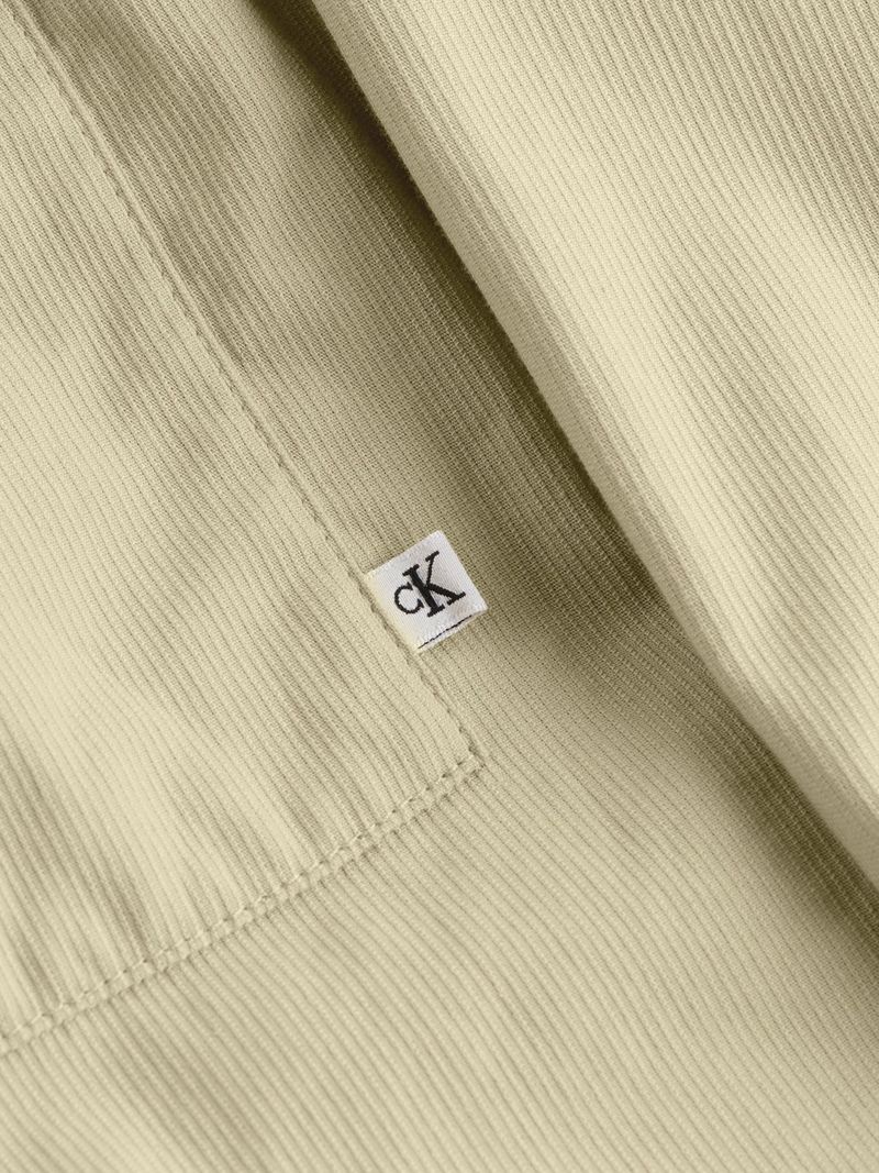 Camisa-con-textura-lineal
