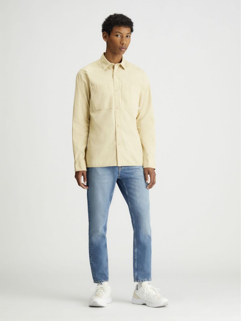 Camisa-con-textura-lineal