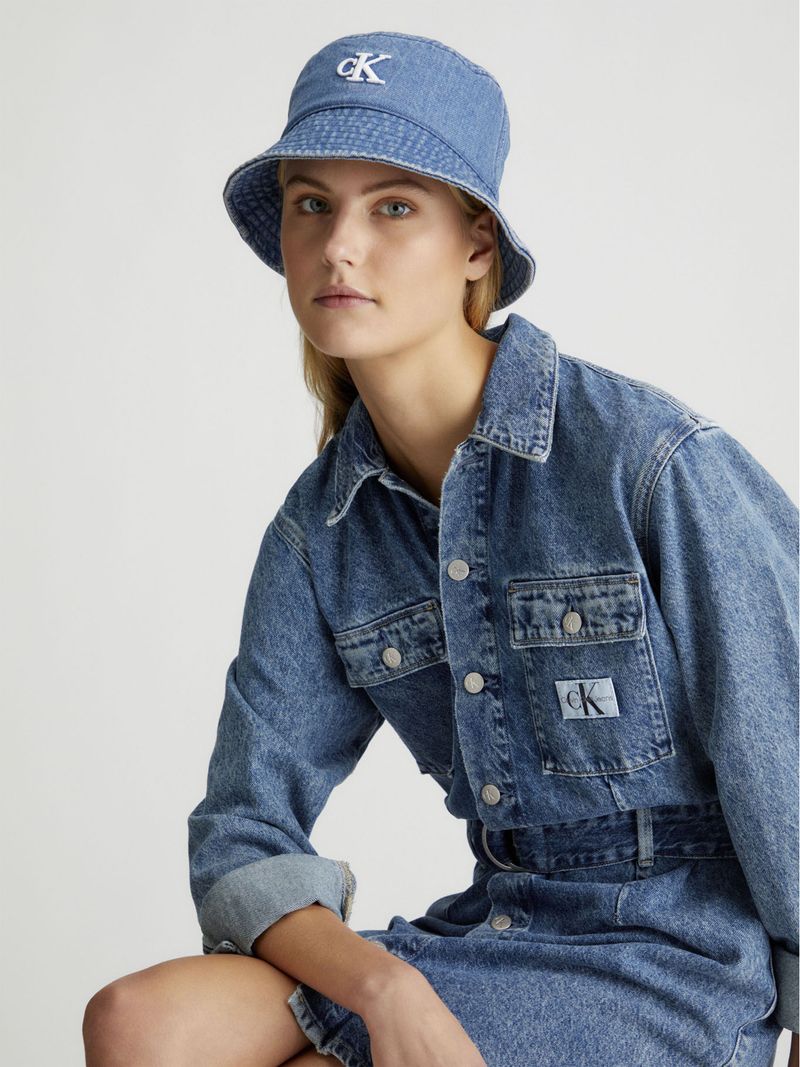 Hoodie-denim-con-monograma-bordado