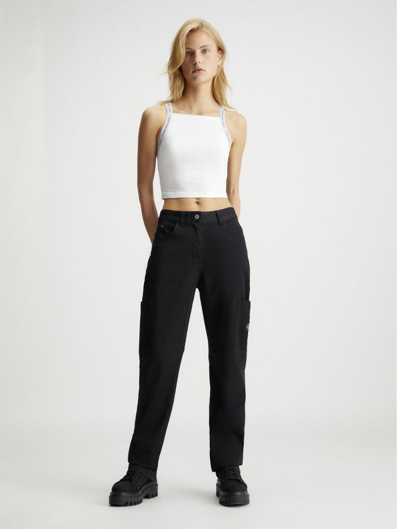 Pantalon-cargo-con-etiqueta