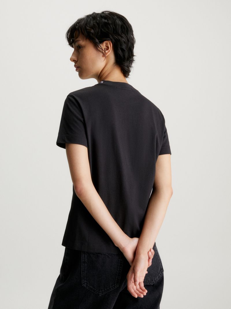 Playera-slim-con-logo-en-el-cuello