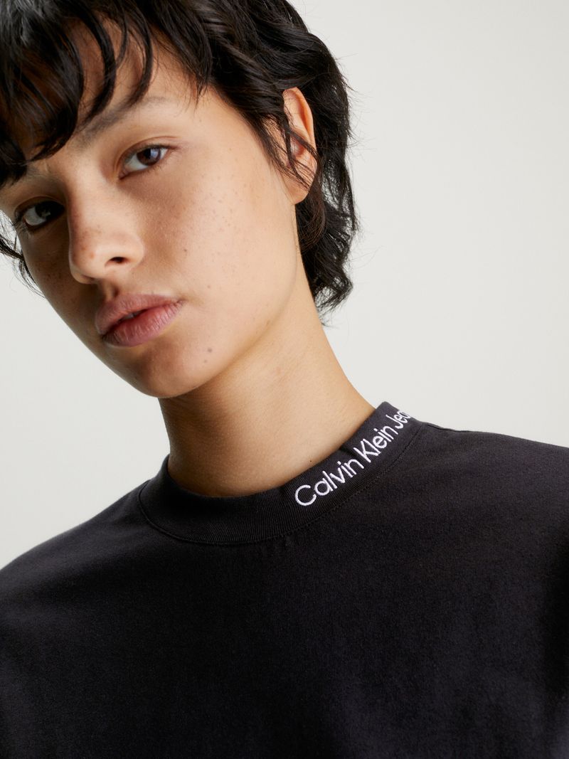 Playera-slim-con-logo-en-el-cuello