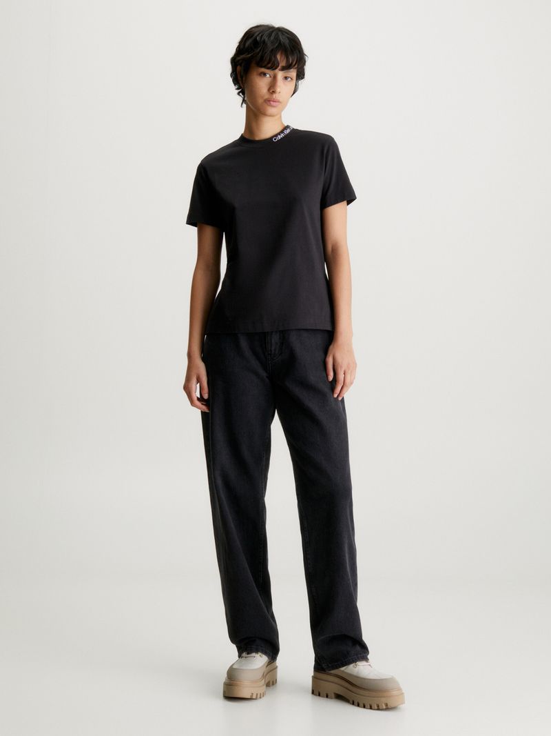 Playera-slim-con-logo-en-el-cuello