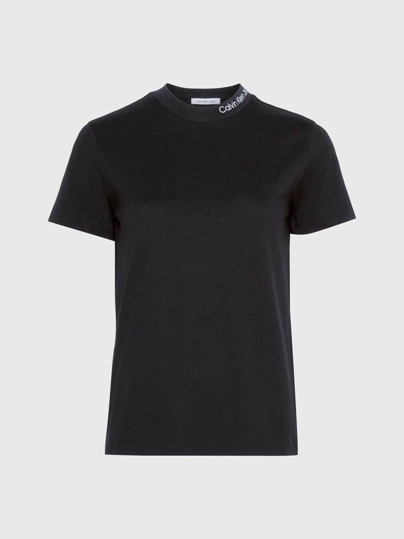 Playera-slim-con-logo-en-el-cuello