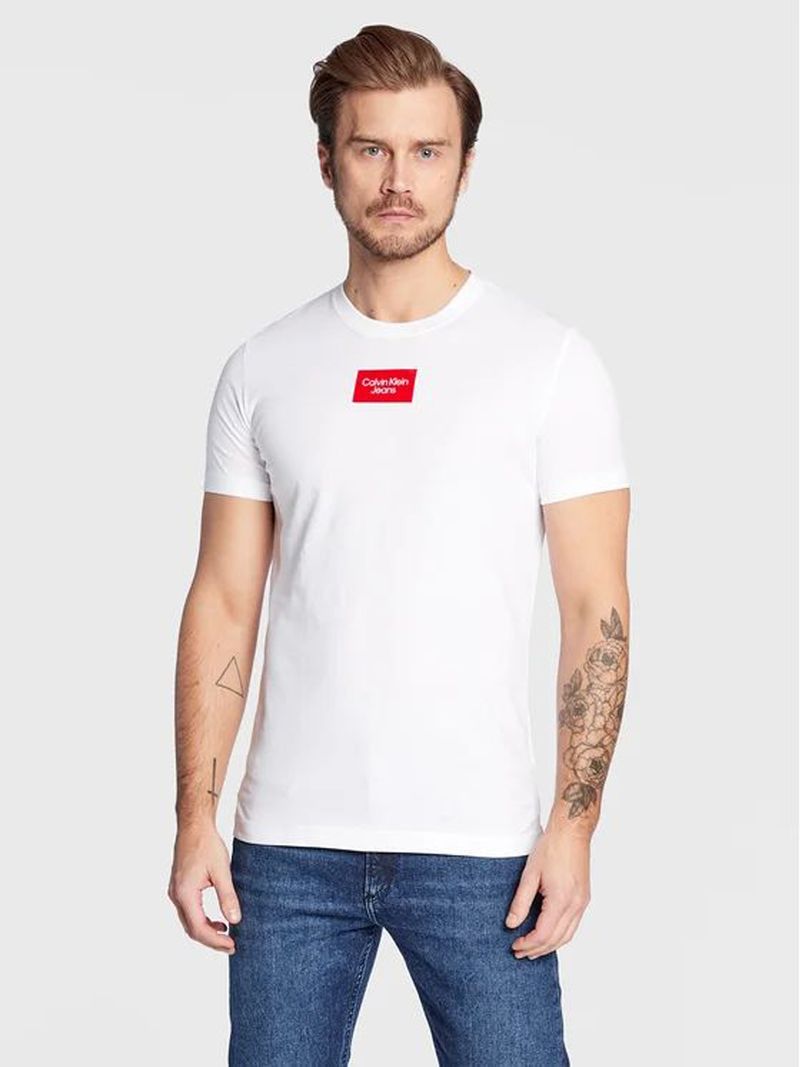 Playera-con-logo-en-caja-pequeña