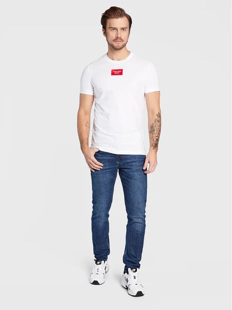 Playera-con-logo-en-caja-pequeña