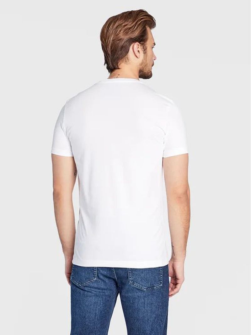 Playera-con-logo-en-caja-pequeña