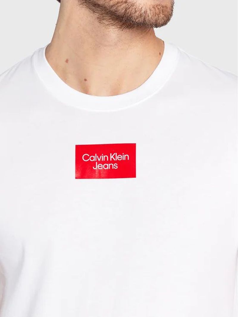 Playera-con-logo-en-caja-pequeña