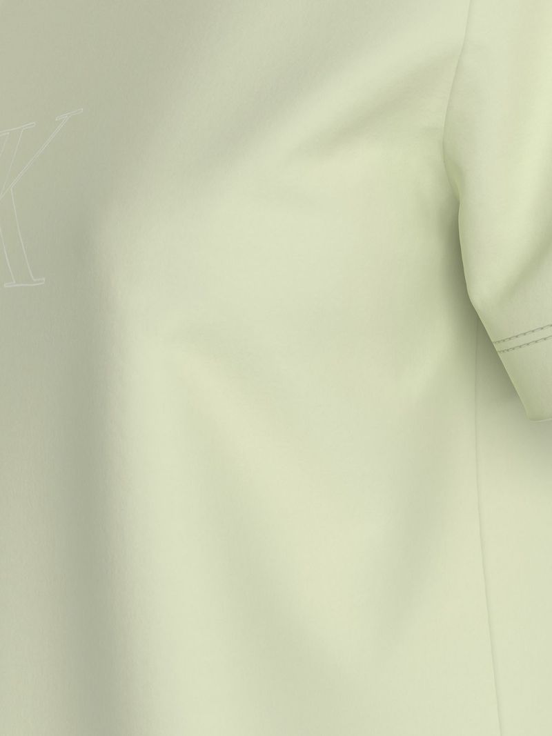 Playera--con-monograma-contorneado