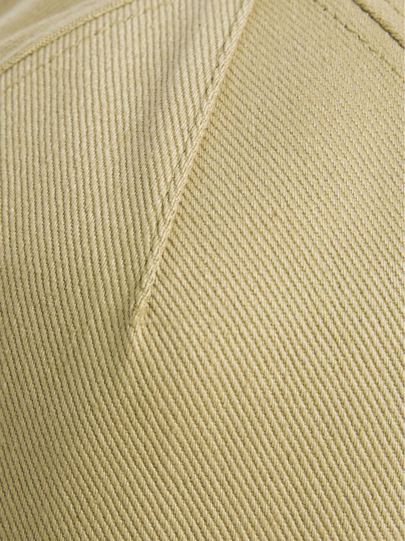 Gorra-con-logotipo-metalico