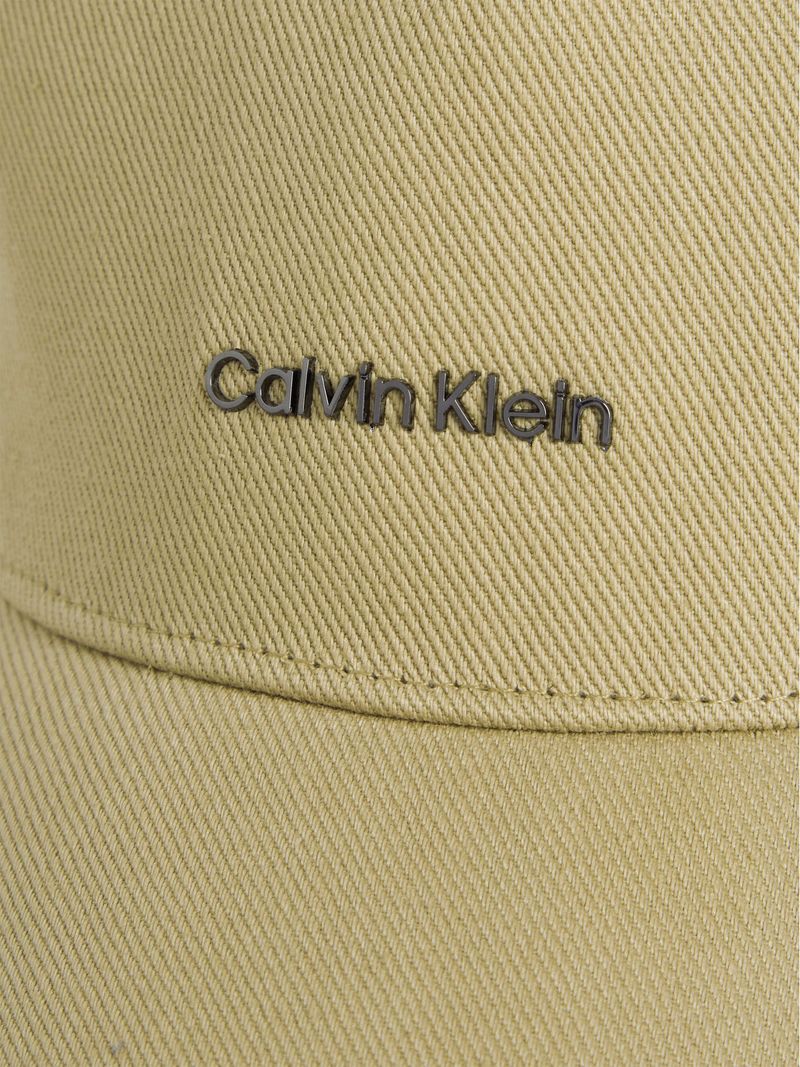 Gorra-con-logotipo-metalico