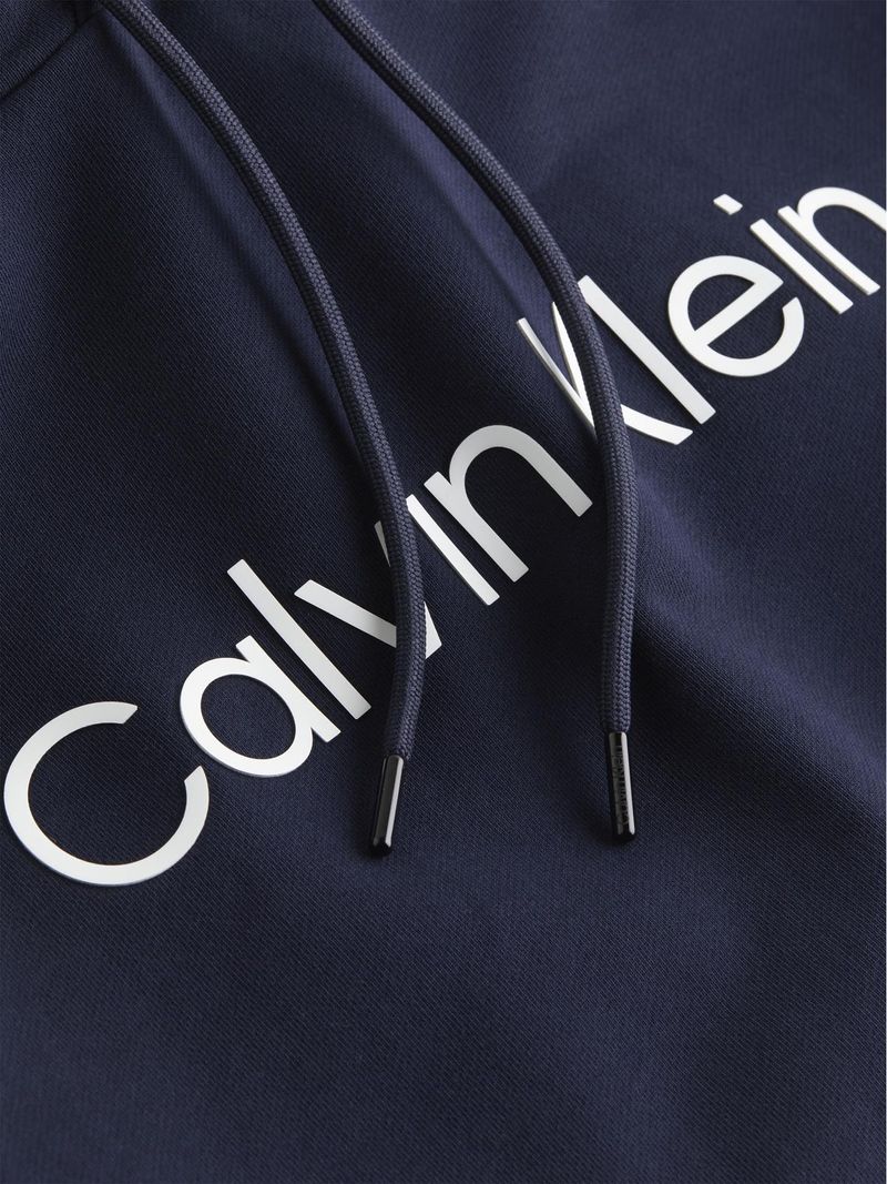 Sudadero-con-logotipo-en-contraste