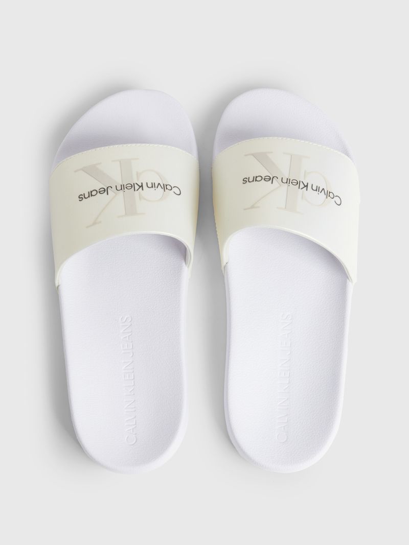 Chancletas-perladas-con-logo-de-materiales-reciclados