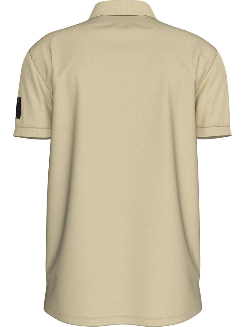 Polo-con-insignia