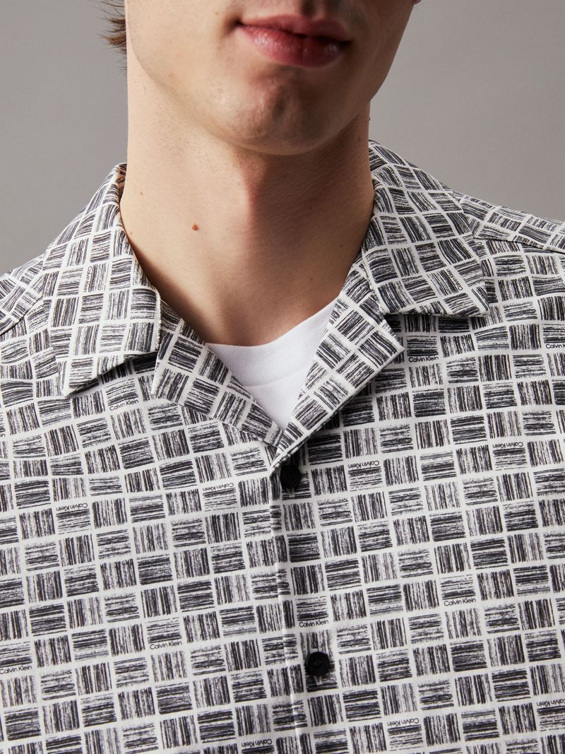 Camisa-boxy-de-rejilla-con-logo-estampado