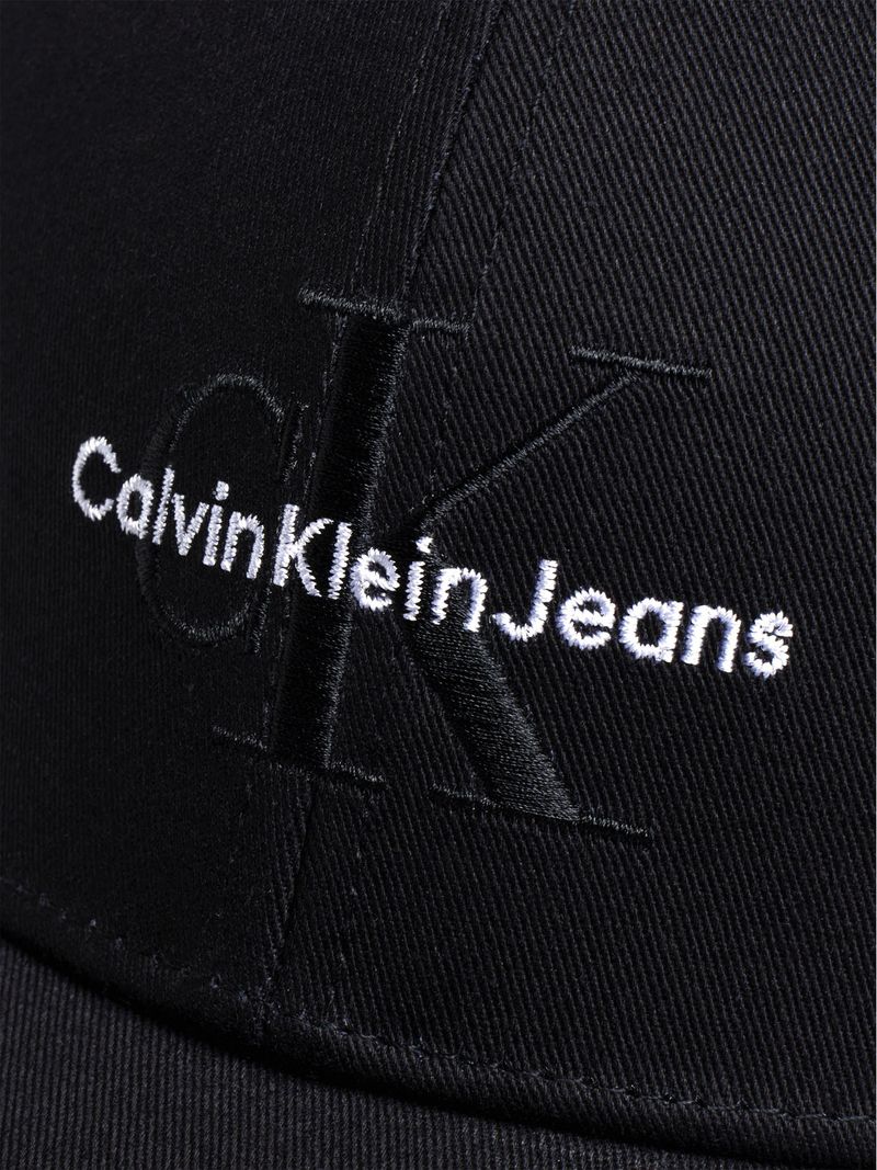 Gorra-con-logotipo-bordado