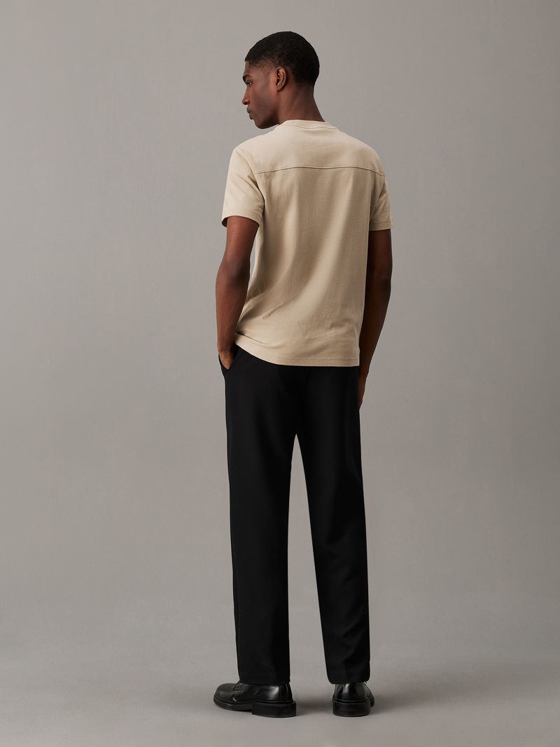 Playera-con-logotipo-bordado-tonal