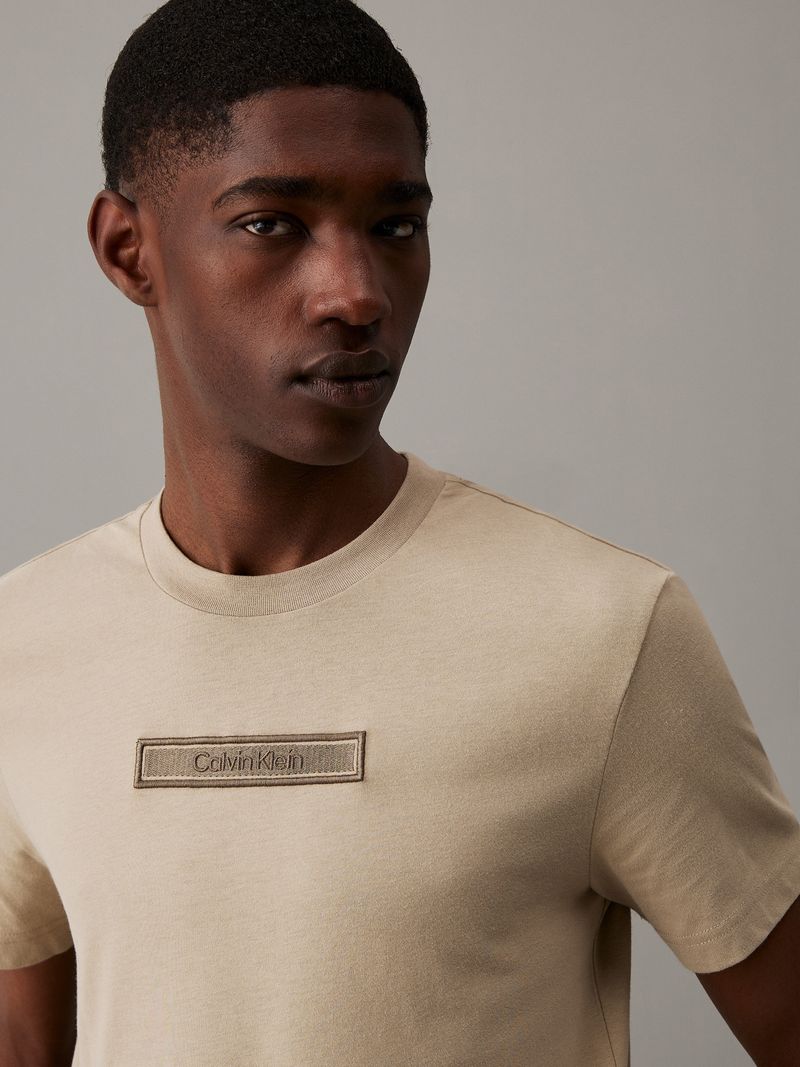 Playera-con-logotipo-bordado-tonal