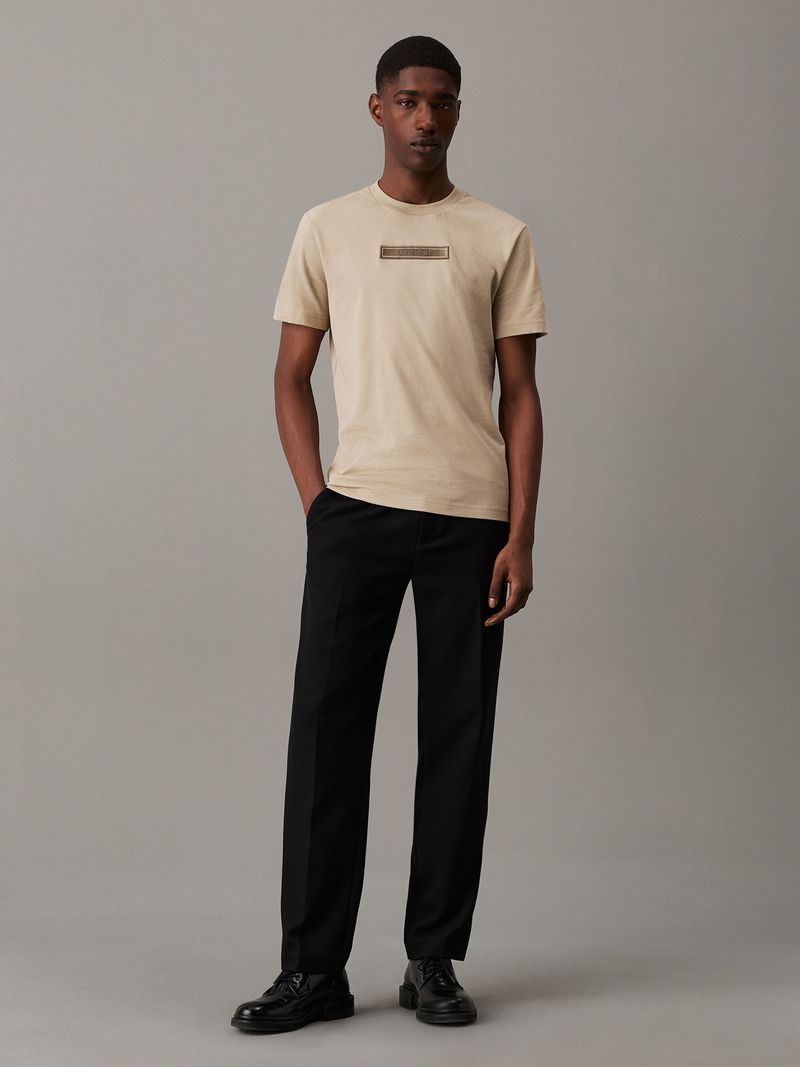 Playera-con-logotipo-bordado-tonal