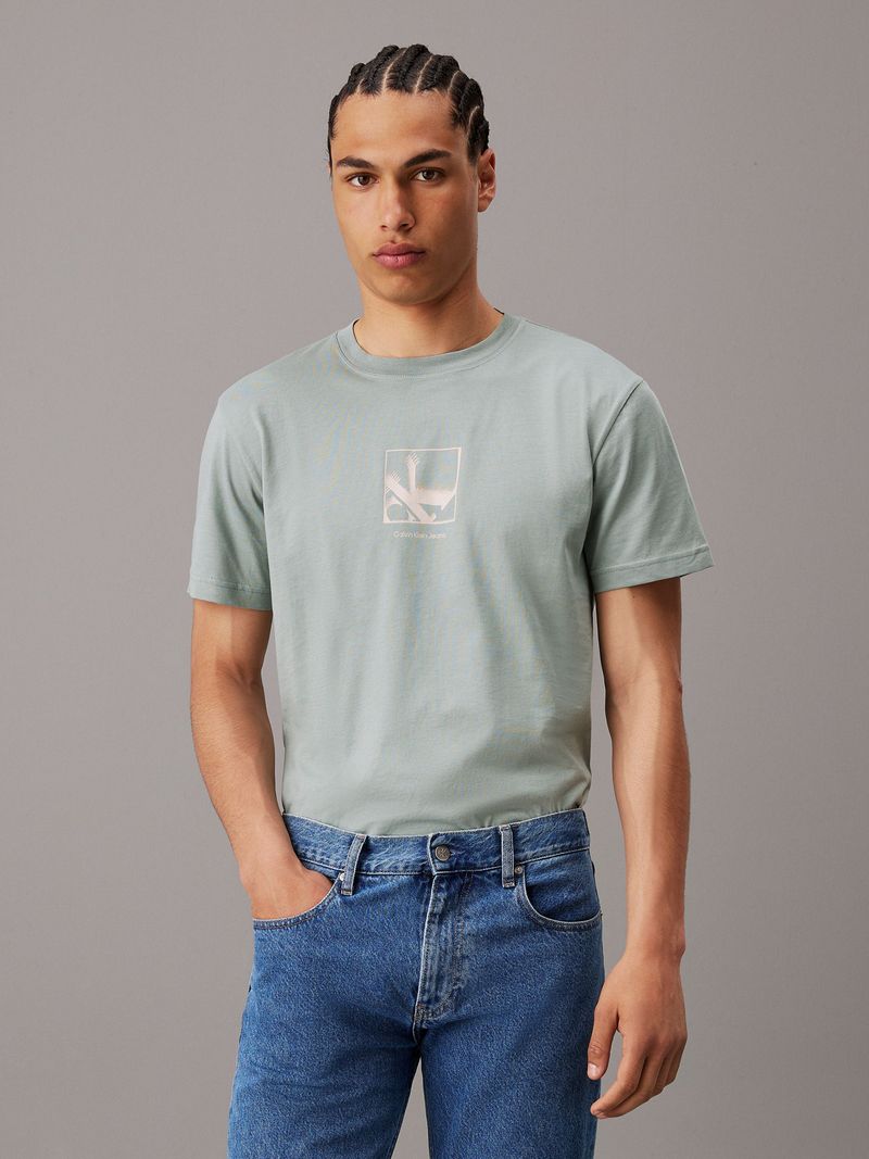 Playera-con-monograma-en-caja