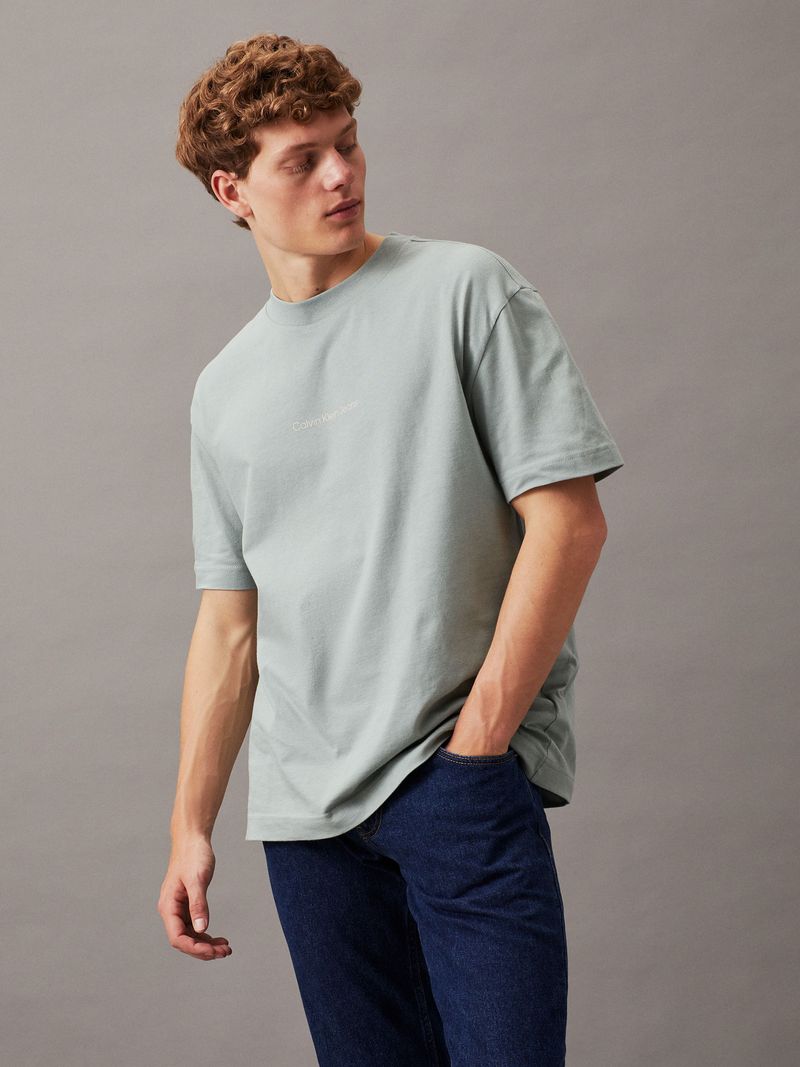 Playera-holgada-con-logo-en-la-parte-trasera